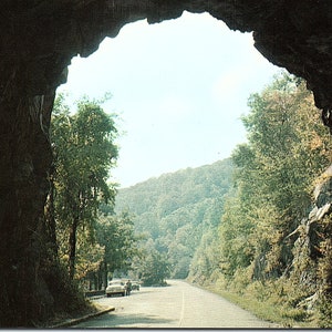 Cartão postal vintage não publicado Marys' Rock Tunnel Skyline Drive Blue Ridge Mountains Virginia VA Plastichrome Colourpicture P23686
