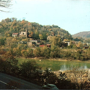 Cartão postal vintage não postado Harper's Ferry retirado da margem oposta do rio Shenandoah, West Virginia WV P14360 Plastichrome Kelley's Studio