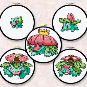 Könnte beinhalten: Fünf Stickmuster in Stickrahmen, die verschiedene Stadien des Pokémon Bisasam zeigen. Die Muster umfassen ein grünes Bisasam, ein Bisasam mit einer rosa Blume, ein Bisasam mit einer rosa Blume und einer Krone, ein Bisasam mit einer rosa Blume und grünen Blättern und ein Bisasam mit einer rosa Blume und grünen Blättern mit einer Krone.