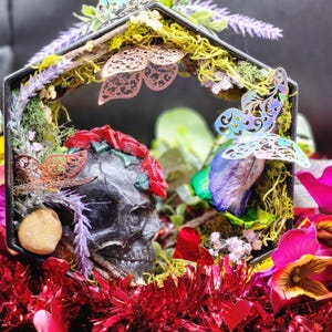Skull & Bloom in the Haunted Garden – Gothic Wandschmuck mit Beleuchtung
