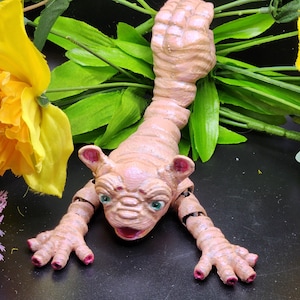 Alien Companion Figurine – Hand-Painted Sci-Fi Creature Sculpture
