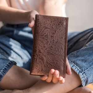 Cartera de piel con diseño de girasol personalizado para mujer, estilo vintage bohemio, con relieve en caliente, para tarjetas de crédito, con estampado en relieve, con adorno de flor marrón grande