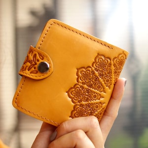 Cartera personalizada con estampado en relieve de piel auténtica con diseño oriental, regalo para viajera, billetera delgada hecha a mano con inserto interior