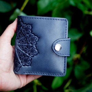Gepersonaliseerde unieke blauwe leren portemonnee Handgemaakte minimalistische reizen reliëf zonpatroon slanke creditcard damescadeau voor haar vriendin