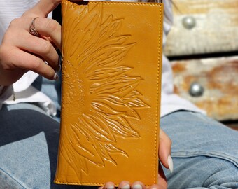 Cartera vegana personalizada con diseño de girasol, de piel sintética, color amarillo, fina, para mujer, con estampado floral en relieve.