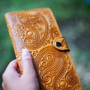 Carteira de couro exclusiva personalizada para mulheres, padrão longo em relevo, paisley, presente de aniversário, artesanal, exclusiva