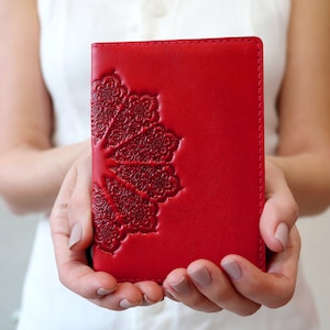 Cartera de pasaporte roja personalizada, linda funda para pasaporte, regalo de cumpleaños número 30, regalo para estudiantes universitarios, billetera floral con patrón en relieve, hecha a mano