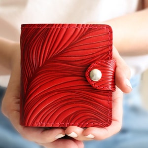 Cartera minimalista de cuero personalizada para mujer, monedero pequeño rojo delgado, plegable, tarjetero, estampado de dunas en relieve, personalizada
