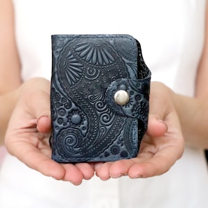 Estuche para tarjetas de presentación cuadrado de cuero, regalo para estudiantes universitarios, regalo de cumpleaños número 60, patrón en relieve, hecho a mano