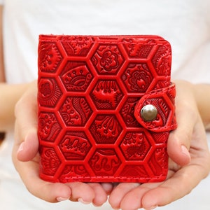 Cartera de cuero real personalizada, billetera plegable roja, monedero para mujer con estampado en relieve, abejas, panal, regalo de 30 cumpleaños, bolsillo frontal, inserto interior
