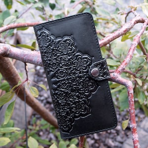 Cartera larga de cuero negra personalizada y única para mujer, plegable, regalo oriental para viajeros, regalo hecho a mano, patrón en relieve, diseño floral personalizado