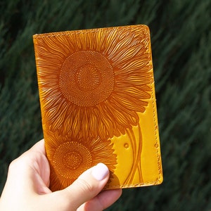 Personalisierte Leder Passport Cover Sunflower Cover Geschenk für Sie Traveler Wallet Geprägtes Muster handgefertigt