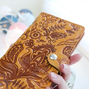 Cartera de cuero personalizada con estampado de libélula en relieve, color amarillo ámbar, para mujer, plegable, para estudiantes universitarios, regalo, bolsillo para monedas, diseño floral grande, personalizada