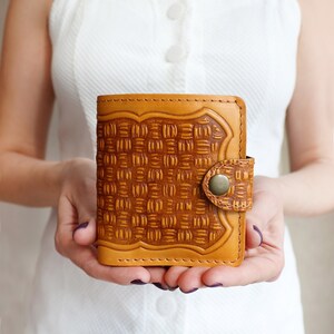 Cartera de cuero exclusiva personalizada para mujer, delgada, para el primer día de la madre, tercer aniversario, regalo para estudiantes universitarios, diseño en relieve para viajes, hecha a mano
