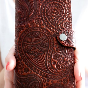 Portafoglio in pelle marrone con motivo goffrato Paisley unico personalizzato, sottile, bifold, lungo, sottile, da donna, fatto a mano, personalizzato