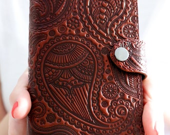 Gepersonaliseerde Unieke Paisley Reliëf Patroon Lederen Bruine Portemonnee Dunne Bifold Munten Lange Slanke Lange Vrouwen Handgemaakte Custom