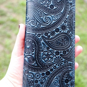 Cartera de cuero personalizada exclusiva con estampado de cachemira en relieve azul, delgada, plegable, única, para mujer, para el primer día de la madre, larga, hecha a mano, de cuero, personalizada