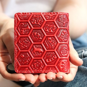Portafoglio sottile mini in pelle rosso personalizzato da donna, porta carte di credito a due ante, tasca con api, motivo in rilievo a nido d'ape, personalizzato, piccolo