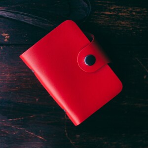 Rood leren visitekaartjeshouder. Rode handgemaakte houder van natuurlijk leer. Leren houder voor creditcards.