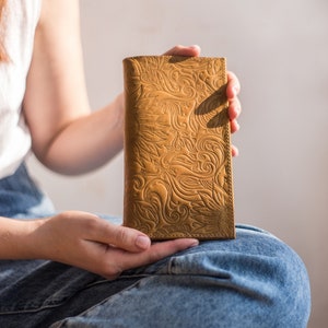 Personalisierte einzigartige Sonnenblume Leder Brieftasche lange schlanke schlanke minimalistische Kreditkarte Frauen Boho Geschenk große gelbe geprägte Musterverzierung