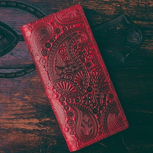 Cartera de cuero roja personalizada con estampado de cachemira en relieve, billetera larga, tarjetero, soporte para iPhone hecho a mano, idea de regalo exclusiva personalizada