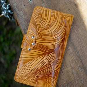 Cartera grande para mujer, billetera plegable, regalo para viajeros, billetera larga para mujer, billetera larga de cuero repujado imagen 8