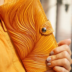 Cartera grande para mujer, billetera plegable, regalo para viajeros, billetera larga para mujer, billetera larga de cuero repujado imagen 2