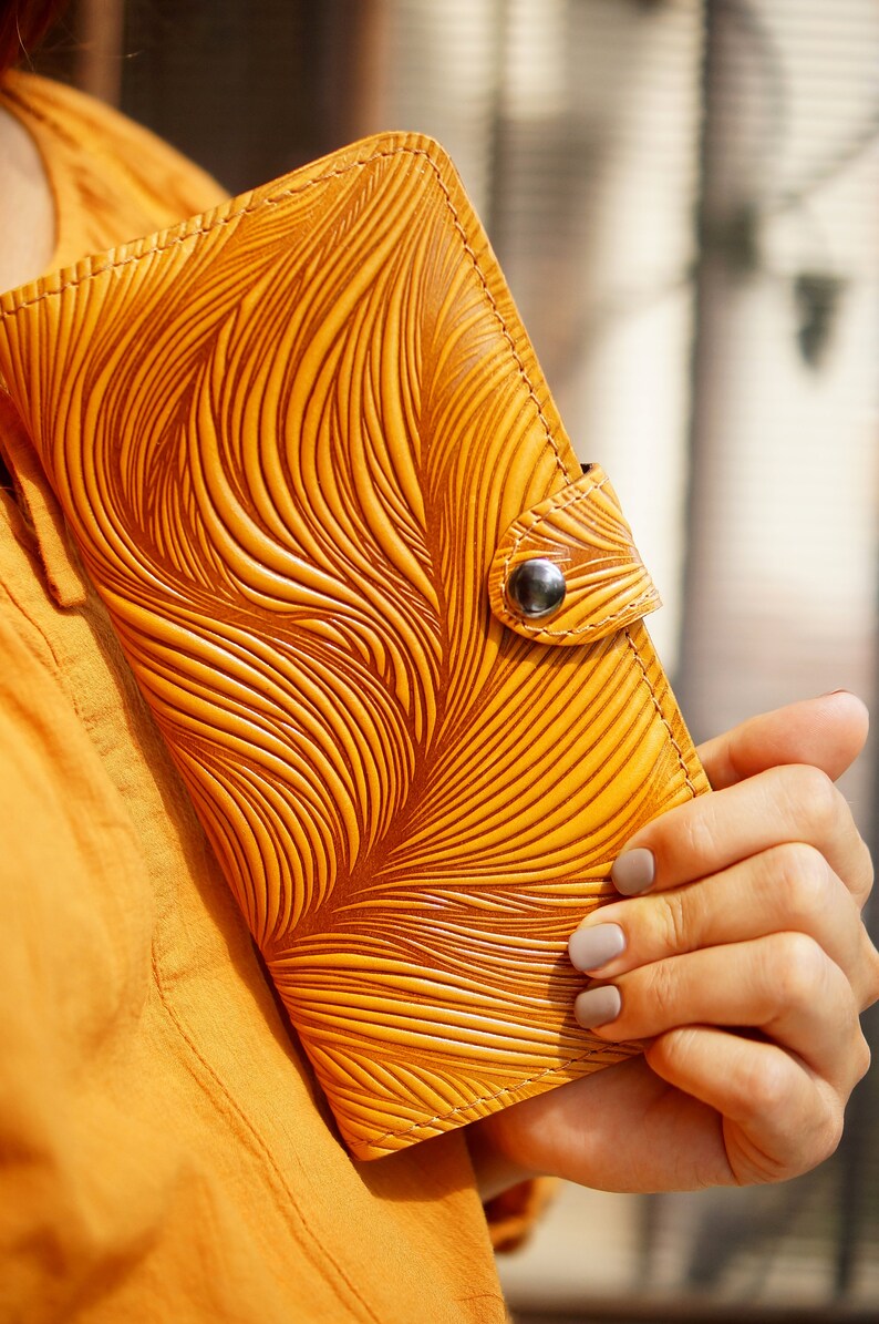 Cartera grande para mujer, billetera plegable, regalo para viajeros, billetera larga para mujer, billetera larga de cuero repujado imagen 2