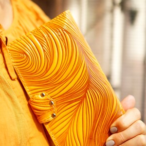 Cartera grande para mujer, billetera plegable, regalo para viajeros, billetera larga para mujer, billetera larga de cuero repujado imagen 3