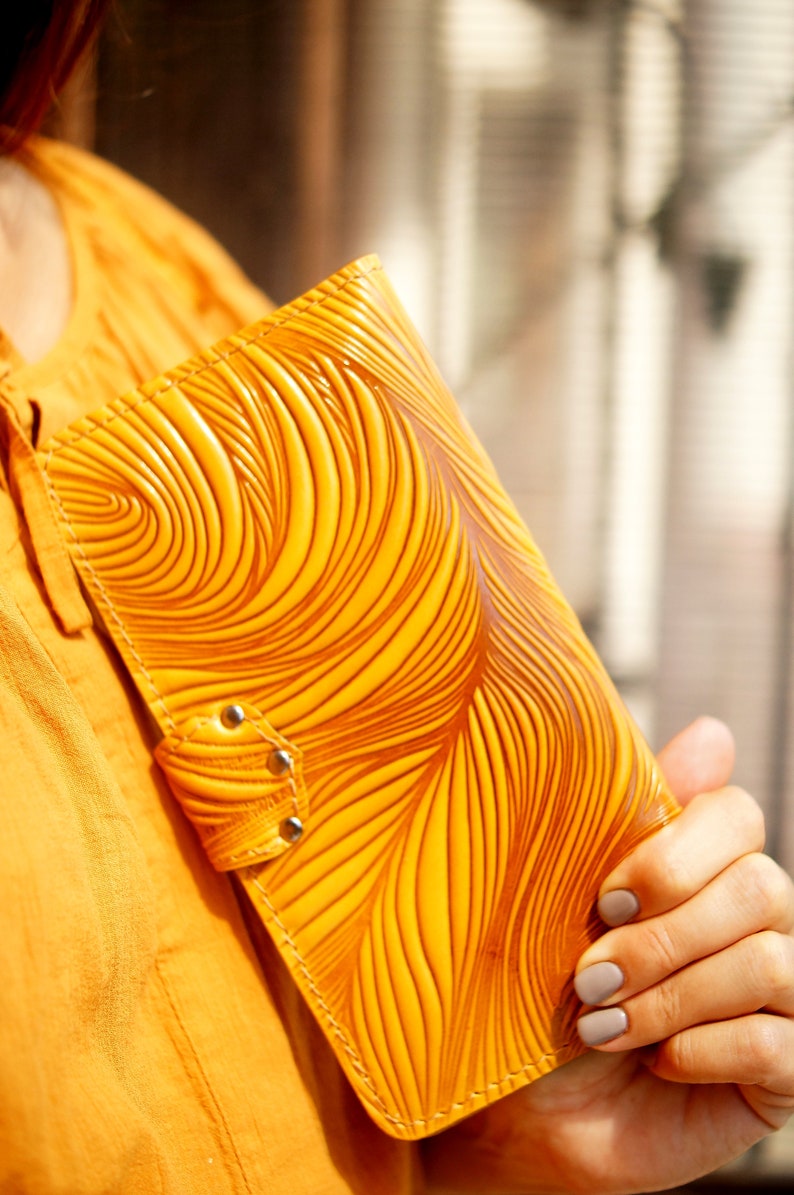 Cartera grande para mujer, billetera plegable, regalo para viajeros, billetera larga para mujer, billetera larga de cuero repujado imagen 3