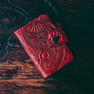 Tarjetero de piel roja con estampado de cachemira en relieve Cartera con tapa para tarjetas de crédito Tarjetero de piel natural hecho a mano Tarjetero con relieve hecho a mano