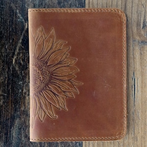 Funda para pasaporte con ranuras para tarjetas, funda de cuero personalizada para pasaporte, funda de girasol, regalo para ella, billetera de viajero, patrón en relieve, hecha a mano