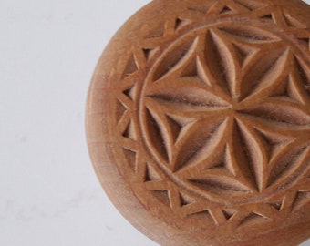 Petite boite ronde arménienne en bois sculptée