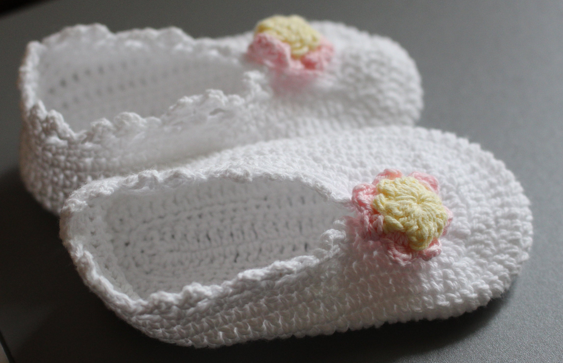 Chaussons Bébé Crochetés Main - Jaune Avec Roses Blanches, Taille 0-6 Mois