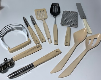 Ekco USA Utensilios de cocina Tan Beige Blanco Nylon Espátula Cuchara Batidora de masa