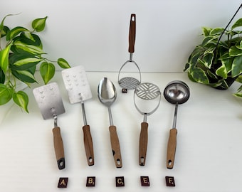 Utensili da cucina vintage Ekco Spatola a forma di cuore Schiacciapatate Cucchiaio Mestolo Manico effetto legno Acciaio inossidabile USA