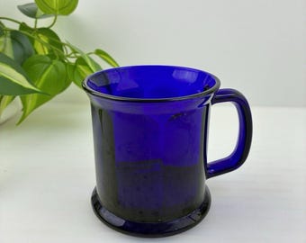 Tazza da caffè vintage in vetro blu cobalto da 280 ml (10 oz) con base e parte superiore svasate, prodotta negli Stati Uniti.