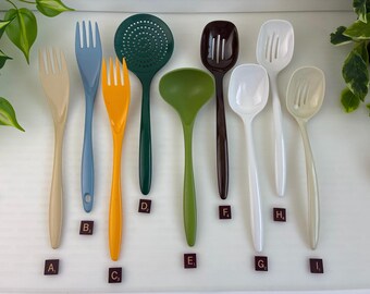 Utensili da cucina Hutzler Rosti Vintage in melamina: forchetta, cucchiaio forato, mestolo, cucchiaio da portata, verde, blu, bianco, marrone chiaro, giallo.