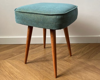 Vintage kruk type 270-25 uit de jaren 60 na volledige renovatie, mid-century voetenbank in gemêleerde turquoise stof, voetsteun met houten poten