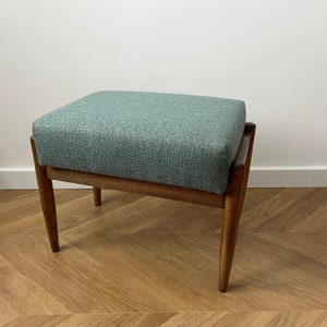 Poggiapiedi vintage di metà secolo: pouf a spina di pesce blu e grigio, Polonia anni '60