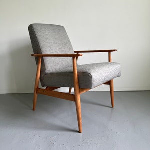 Vintage Mid-Century Modern Armlehnstuhl: Grauer Stoff, helles Holzgestell