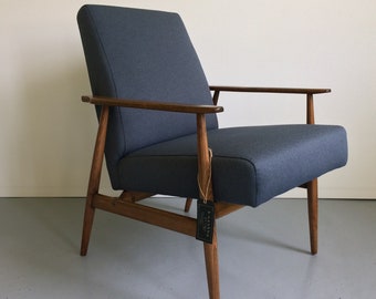 Restaurierter Vintage polnischen Sessel Typ 300-190 von H. Lis aus den 1960er Jahren, Retro Mid Century Modern Lounge Chair aus dunkelblauem Stoff und Holzrahmen