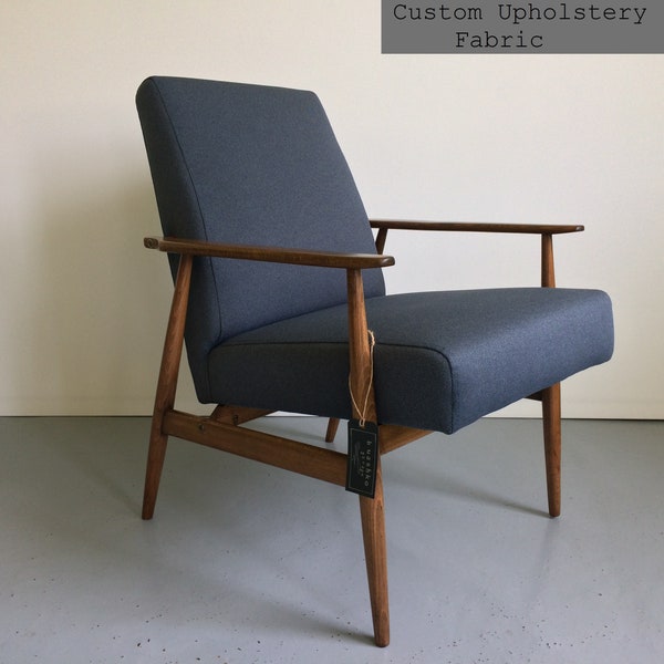 Fauteuil type 300-190 polonais vintage restauré par H. Lis des années 1960, fauteuil rétro moderne du milieu du siècle en tissu bleu marine et cadre en bois