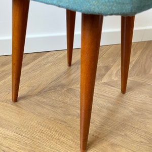 Tabouret vintage polonais de type 270-25 des années 1960, repose-pieds rétro Mid-Century retapissé en tissu turquoise mélangé, repose-pieds avec pieds en bois image 5