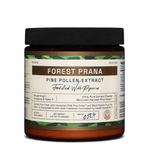 Op de afbeelding: Een pot Forest Prana Pine Pollen Extract. Het etiket bevat tekst als "Fortified With Piperine" en "Ultra-Pure Extract Powder". De pot is bruin met een zwart deksel en een wit etiket met groene accenten. Nettogewicht: 70 gram.