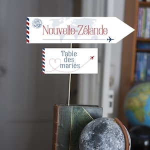 Personalisierter Reiseziel-Tischmarker auf einem Weltkartenhintergrund
