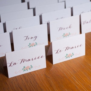 Marque-place chevalet pour dîner de mariage calligraphie et bouquets de roses