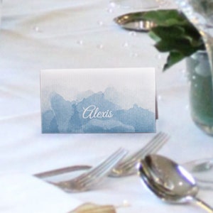 Marque-place pour dîner de mariage calligraphie sur fond d'aquarelle