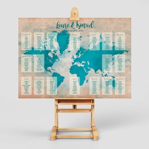 Peut inclure: Un plan de table de mariage avec une carte du monde en arrière-plan. La carte est bleue et verte avec un effet aquarelle. Les noms des tables sont listés autour de la carte, et les noms des invités sont listés sous chaque nom de table.