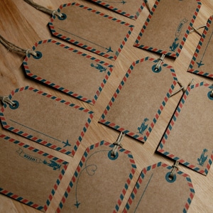Etiquettes marque-places esprit voyage "air-mail" (7.5 x 4.5cm) Kraft, blanc ou ivoire